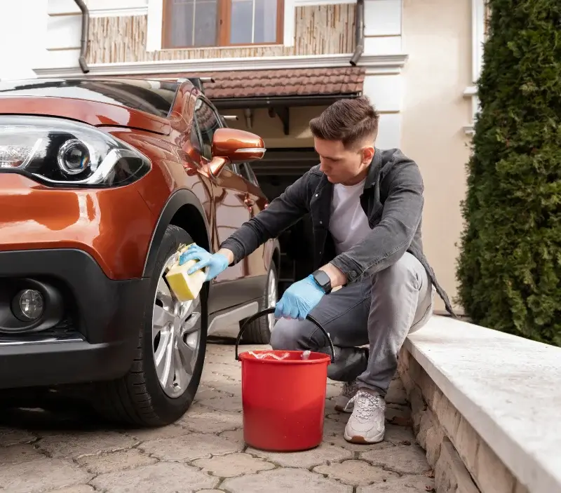 Lavage auto à domicile Ambly-sur-Meuse : professionnel intervenant sur un véhicule